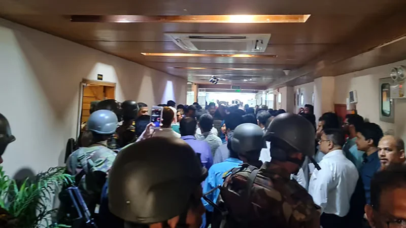 বিএসইসির কমিশনকে অবরুদ্ধ: অপরাধীদের শাস্তির দাবি অ্যাডমিনিস্ট্রেটিভ সার্ভিস এসোসিয়েশনের